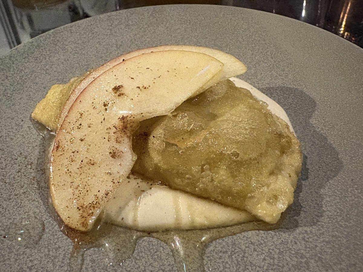muro_asia's tweet photo. 界隈でウワサになってた西新宿のおしゃれネパール料理店「モモスタンドトーキョー」、いろんなアレンジモモがあって楽しい。赤いビーツソースやクラムチャウダー仕立てのソースをかけたもの、りんごと合わせたデザートモモも美味。ドラゴンフルーツのアチャールなんて珍しいものも。 https://t.co/RSA8K9PGRg