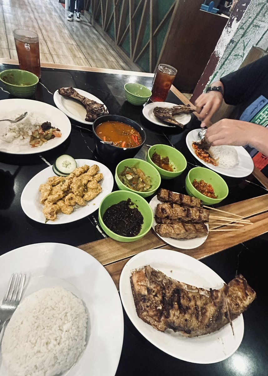 lokeeys's tweet image. Makassar makanannya ga ada yang fail! &amp;lt;3