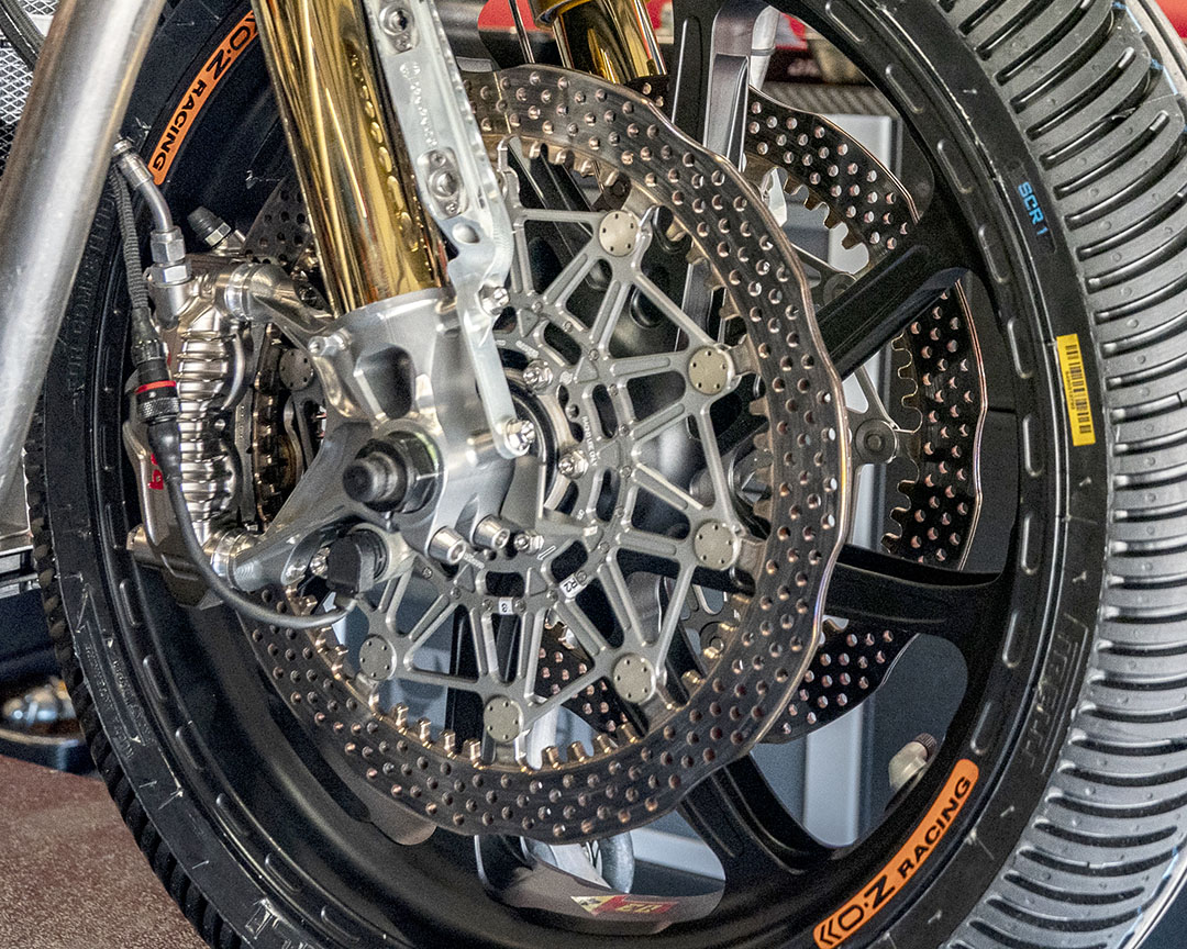 BremboBrakes's tweet photo. How light are the brakes?
A Moto3 braking system weighs only 4.5 kg, while a Moto2 system is around 6 kg.
Lightweight design + Brembo reliability = crucial for speed and safety! https://t.co/uGPJeCEyOE