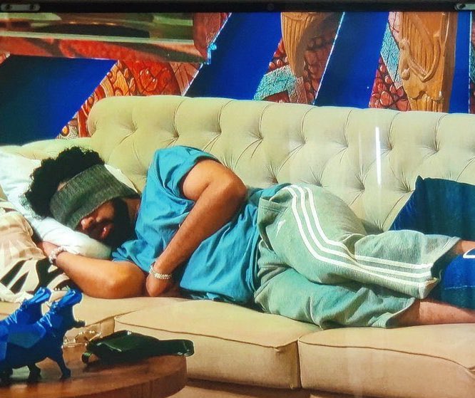Look at these two shameless losers using Amaal’s bed purposely to poke him, knowing very well Amaal has a serious medical condition. Says alot about their lack of characters. 😊 

#BB19 #BiggBoss19 
#AmaalMallik #Amaalians