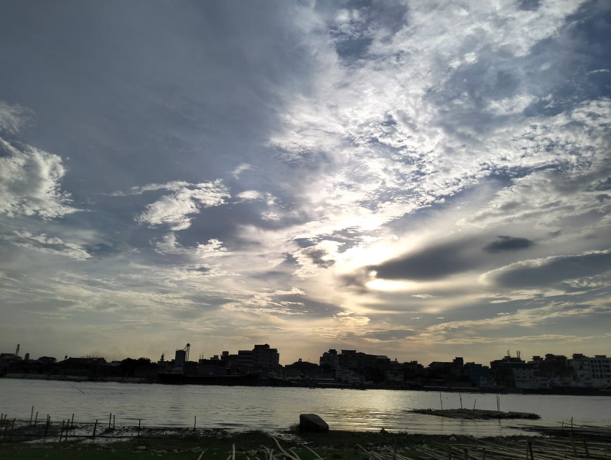 Dark_Knight_X_'s tweet photo. Walking by the riverside with a sunset view 🌅
Nothing fresher for the mind than this moment and the best part is you can also earn by doing this with @ST3PR_VET 🔥

#SunsetVibes #RiversideWalk #GetFit #Steps #NatureLovers https://t.co/Cn1kXpsoBx