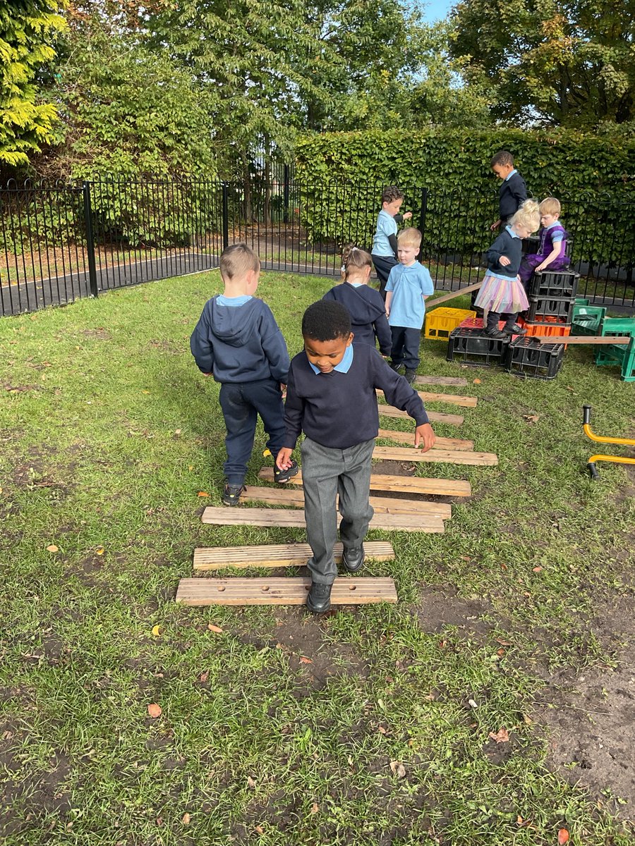 AHMrsMoore's tweet image. A wonderful example of child led learning -team work to create a castle and den with crates and planks then our bridge became a counting bridge! Can you challenge yourself to count as you jump? 🔢#earlypracticalmaths #learningthroughplay #inthemomentplanning @AcreHall