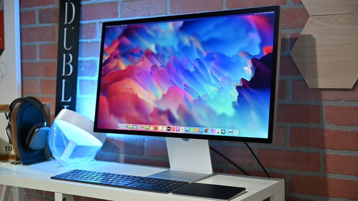 AppleX4_'s tweet image. Apple no levanta el pie del acelerador 🚀 Se esperan nuevos MacBook Air/Pro con chip M5 y hasta dos nuevos monitores para finales de 2025 o inicios de 2026. Gurman apunta incluso a un posible Studio Display de 32” con 6K o 7K 👀 #Apple #MacBook #StudioDisplay