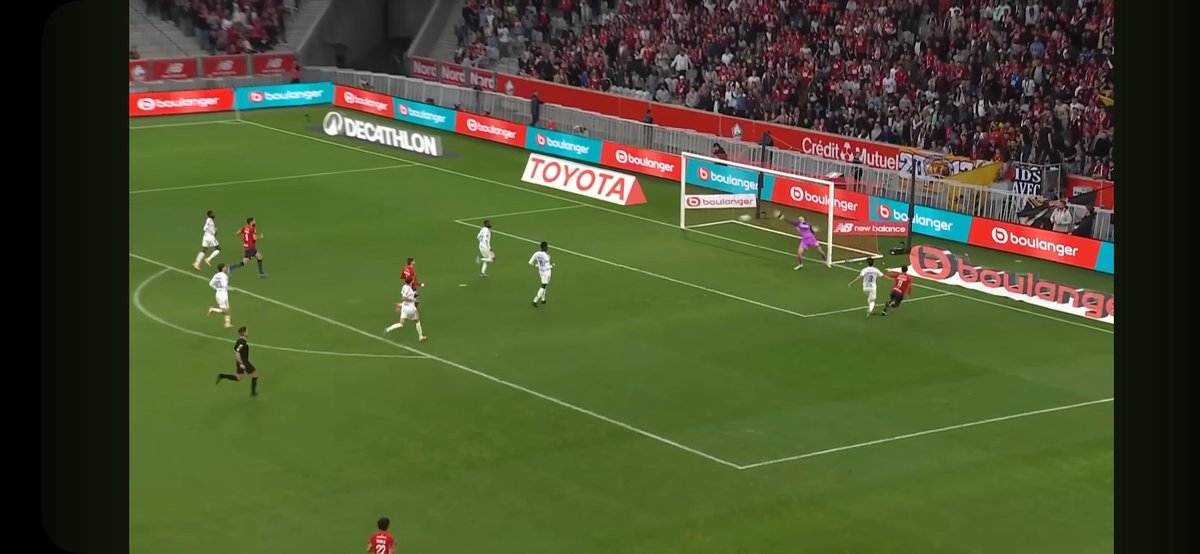 J'étais à 40 mètres de l'action et je vous jure que j'ai halluciné. (La parade est aussi folle en replay)

La temps de réaction supersonique de Greif ... C'est de la folie.