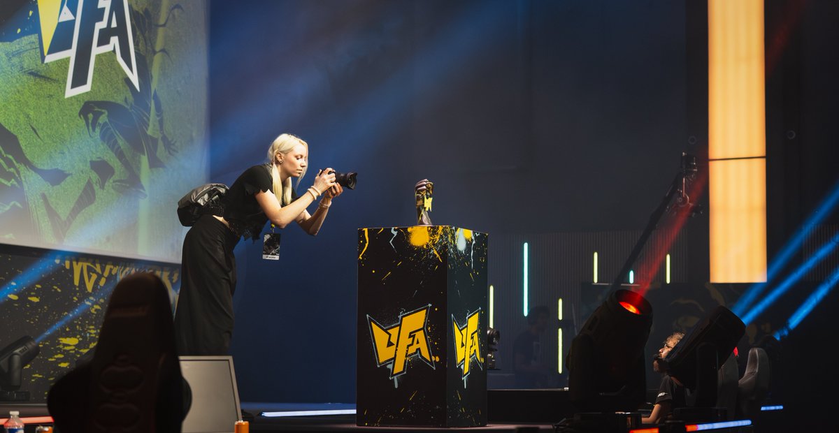 📷De beaux projets arrivent pour cette fin d’année !
Mais il me reste encore quelques dispos pour couvrir vos events (e-sport, concerts, shows…).

N’hésitez pas à partager 🫰

--
Photo par Kevin Tudeau
#freelance #photographe