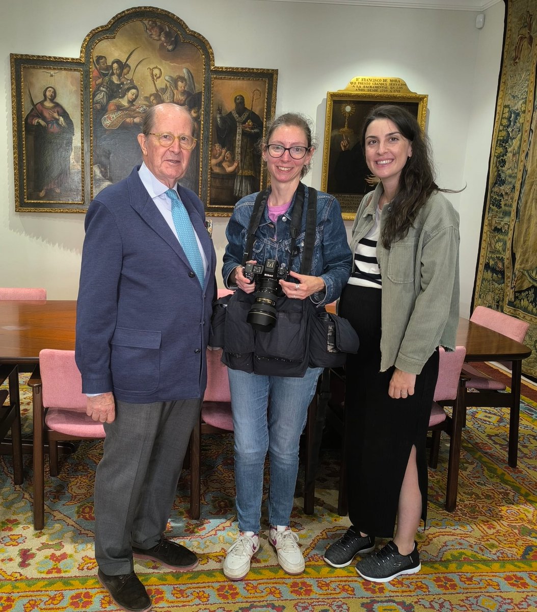 CemSanIsidro's tweet photo. ¡El pasado miércoles el presidente de la #SacramentaldeSanIsidro recibió la visita de la periodista @helen_cor y la fotógrafa Belén Díaz de @ABC_Diario materializada en un espléndido reportaje publicado este domingo!
https://t.co/qwJuJmxMzm
@ermitasanisidro #ABC https://t.co/B5kTagQxex