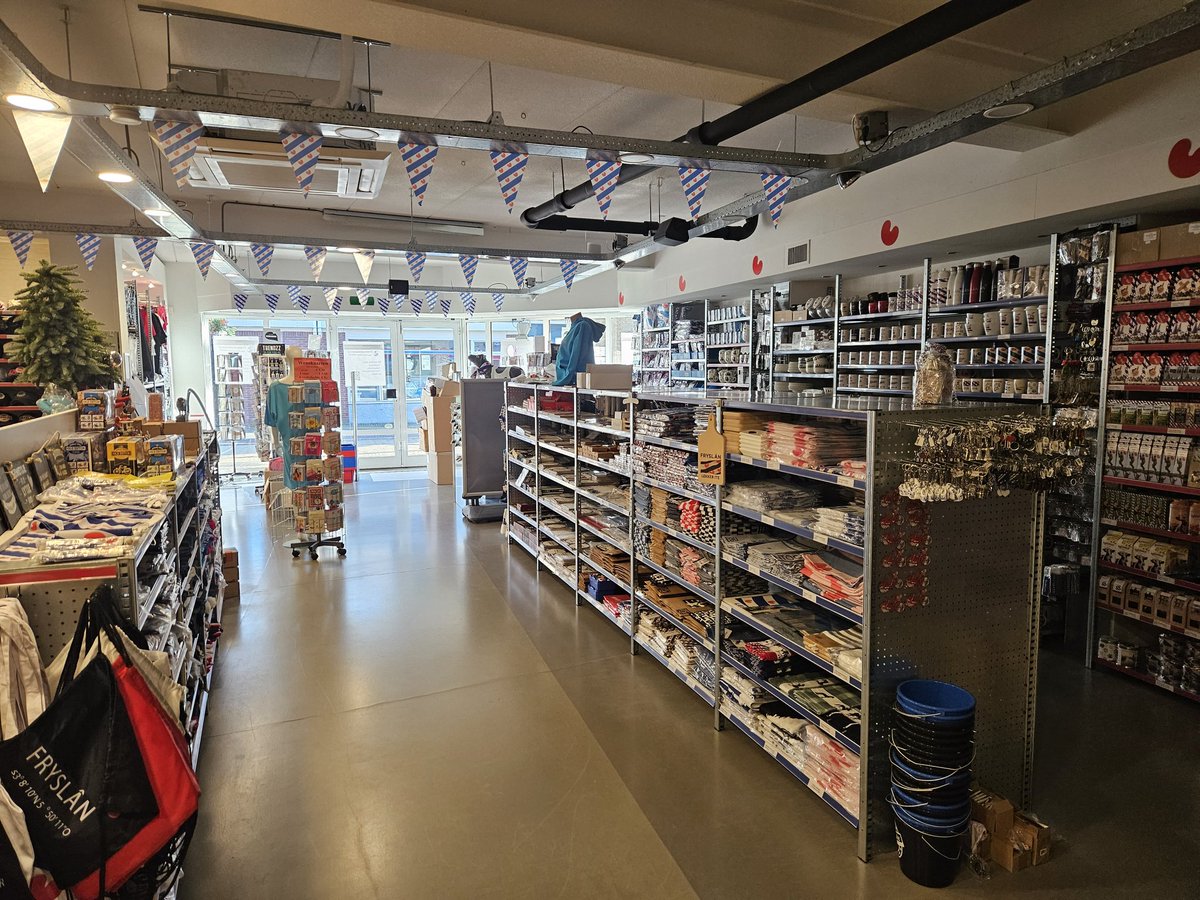 We zijn druk bezig met de verhuizing en inrichting van onze nieuwe zaak in Burgum.  Leeuwarden is bijna leeg en dan in Burgum de punten op de i. Wat een klus! Maar het wordt écht prachtig.  Nog enkele weken geduld dus.....