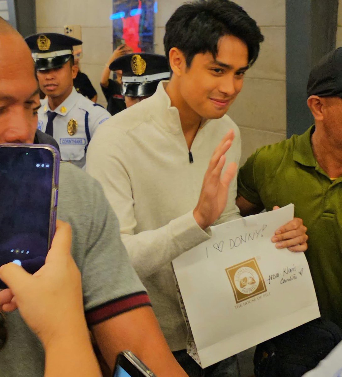 _wiggyyy's tweet photo. GANITO SIGURO KAPAG MISS NA MISS DONBELLE TOGETHER. PWEDENG MAGKAIBA, PWEDENG HMMMM HEHEHE DELULU KO LANG TO BAKIT BA. BASTA PARANG MATCHING
#BelleMariano #DonnyPangilinan #DonBelle https://t.co/RG9aouzA5u