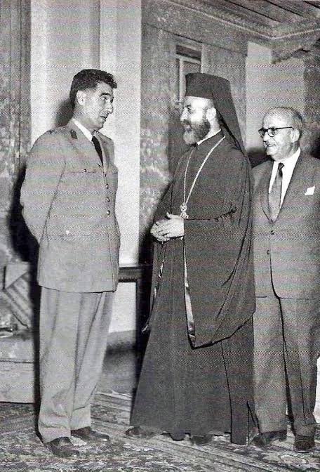 Türkiye'yi temsilen Kıbrıs'ta bulunan General Cemal Madanoğlu, Rum lider Makarios ile el sıkışmamak için resepsiyon boyunca ellerini arkasında tutuyor, 1960.