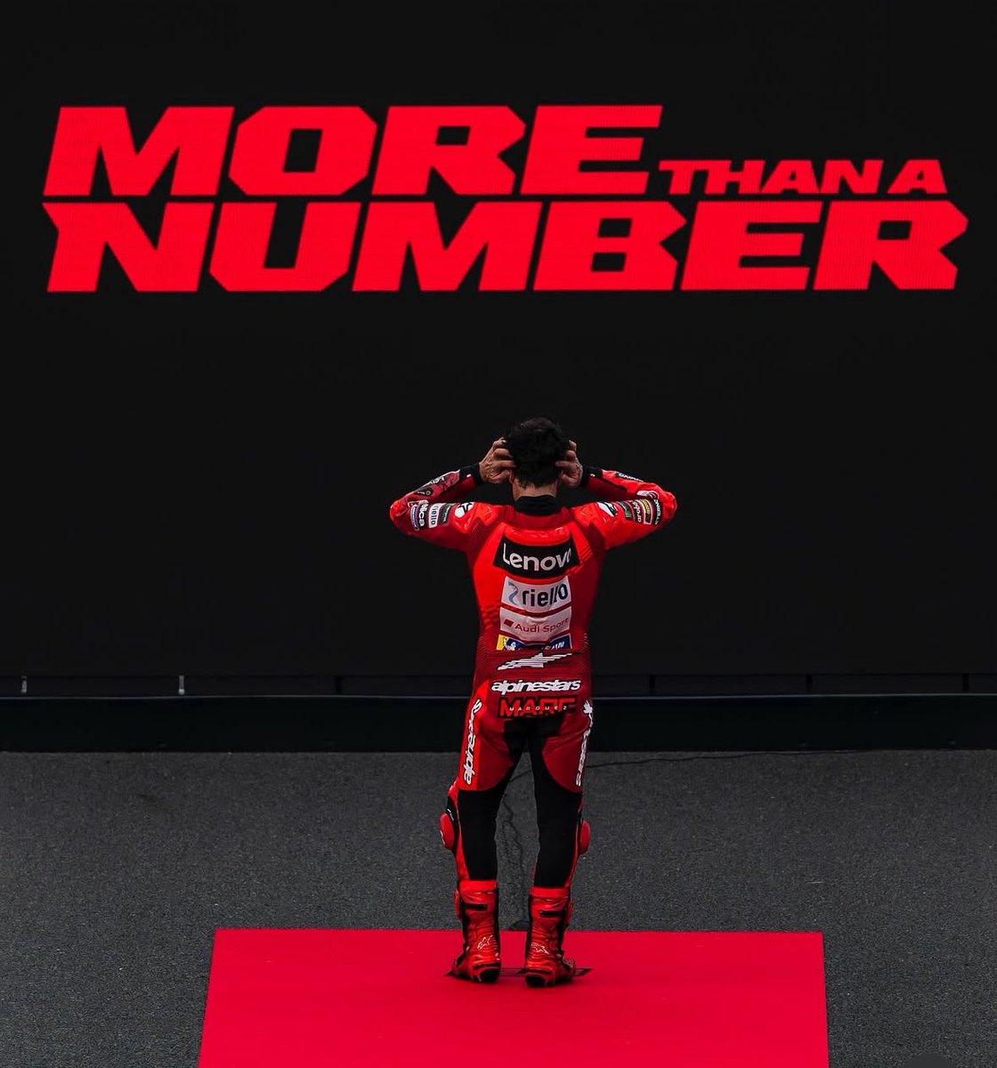 More than a number.

Pocas veces una frase escogida para una celebración será más acertada que esta. Ayer quedó claro que lo que vivimos fue mucho más que números. Incluso lo tan mencionado antes de igualar en títulos a Rossi, quedó en anécdota.

📸 <a href="/PacoDiazPhoto/">Paco Diaz Perez</a>