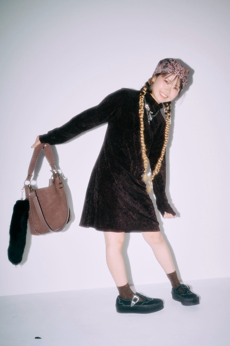 いよいよ明日‼️
皆さんのおかげで表紙を飾らせて頂いた "#Zipper 2025年秋号" 発売日です🔥

ということで、個人カットちょこっと公開！
どうかな！？🥺

購入してくださった方には、表紙にむぎちゃがサインしちゃいます🎶

5冊以上購入で未公開ショットブロマイドのプレゼントも！
皆絶対GETしてね❤️‍🔥