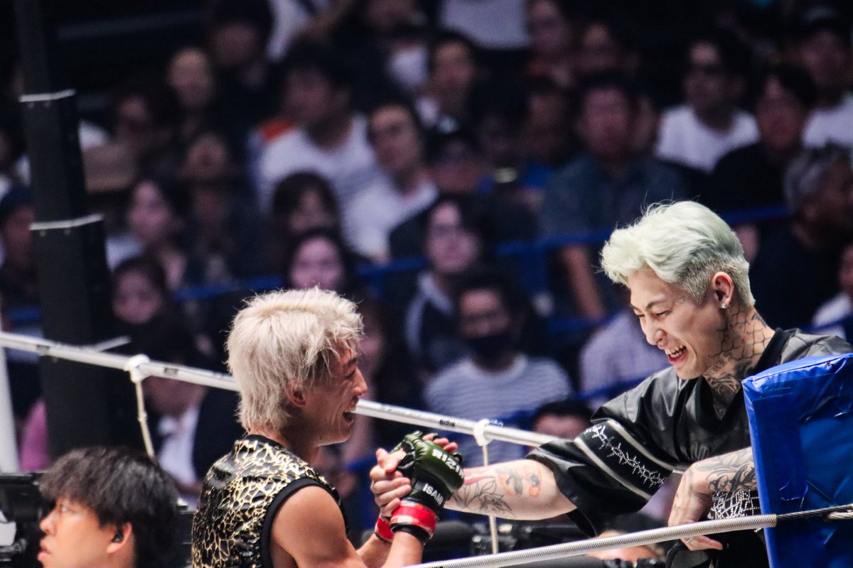 MaedaMasaraa's tweet photo. こういう瞬間が見れるから現地っていいよね🥺

#RIZIN51
#冨澤大智 選手
#平本蓮 選手 https://t.co/n2nxUzjTIN