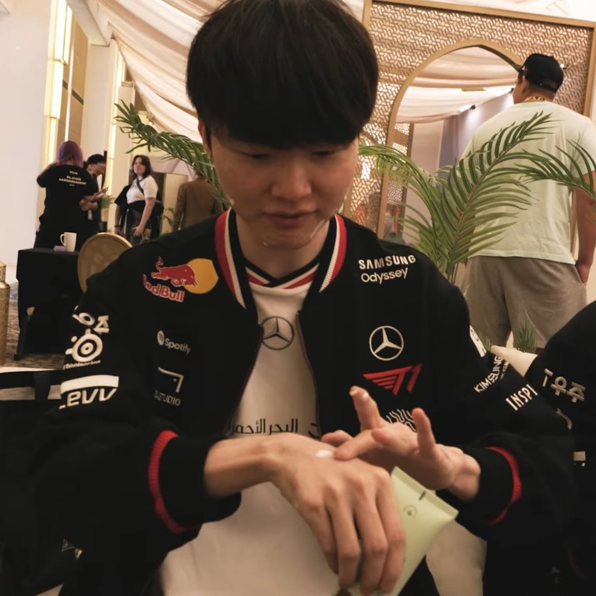 faker applying sunscreen. CUTIEEEEE 😭😭
