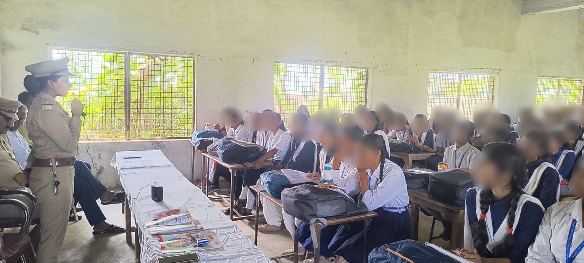 कमिश्नरेट प्रयागराज यमुनानगर जोन अंतर्गत थाना कोरांव, मिशन शक्ति टीम द्वारा स्कूलों में जाकर बालिकाओं/छात्राओं को #MissionShakti5 अभियान के तहत नारी स्वाभिमान, सुरक्षा और स्वाबलंबन का संदेश देते हुए जागरुकता अभियान चलाया गया।