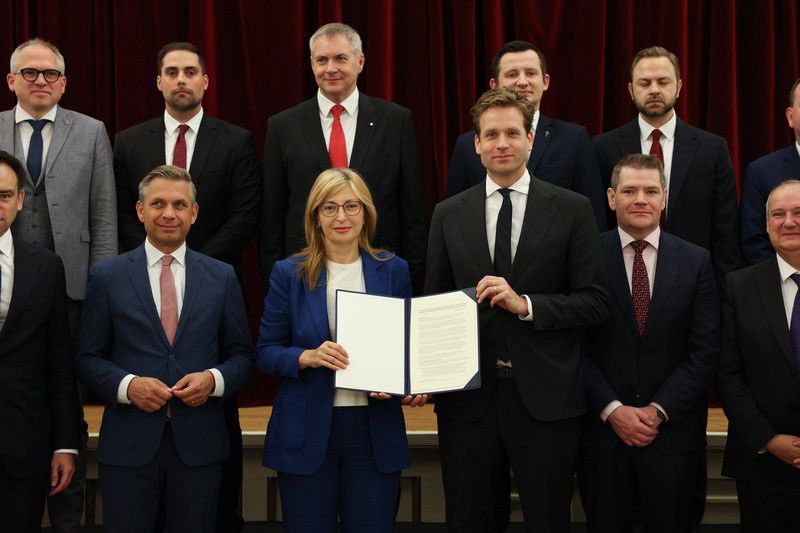 The Semicon Declaration reflects Europe’s unity and strategic vision.

Together, we can ensure a resilient, innovative, and globally competitive semiconductor ecosystem rooted in European ingenuity and collaboration.

🔗 Read the statement: bit.ly/3KjaQBd