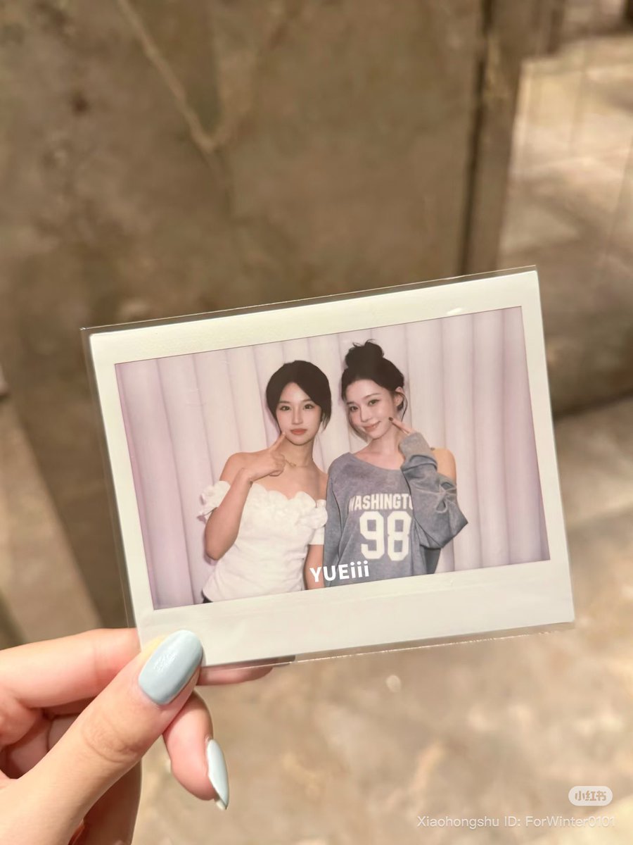 Qni6F's tweet photo. 爆美女ニンニンペン、そんなみんなして叩かんでも……って思ってたけど、
他の中華ペンとaespaとのチェキみたら確かにこれは自己主張強めやな、、、と思ってしまい顔ない https://t.co/dnpVDqXJB9