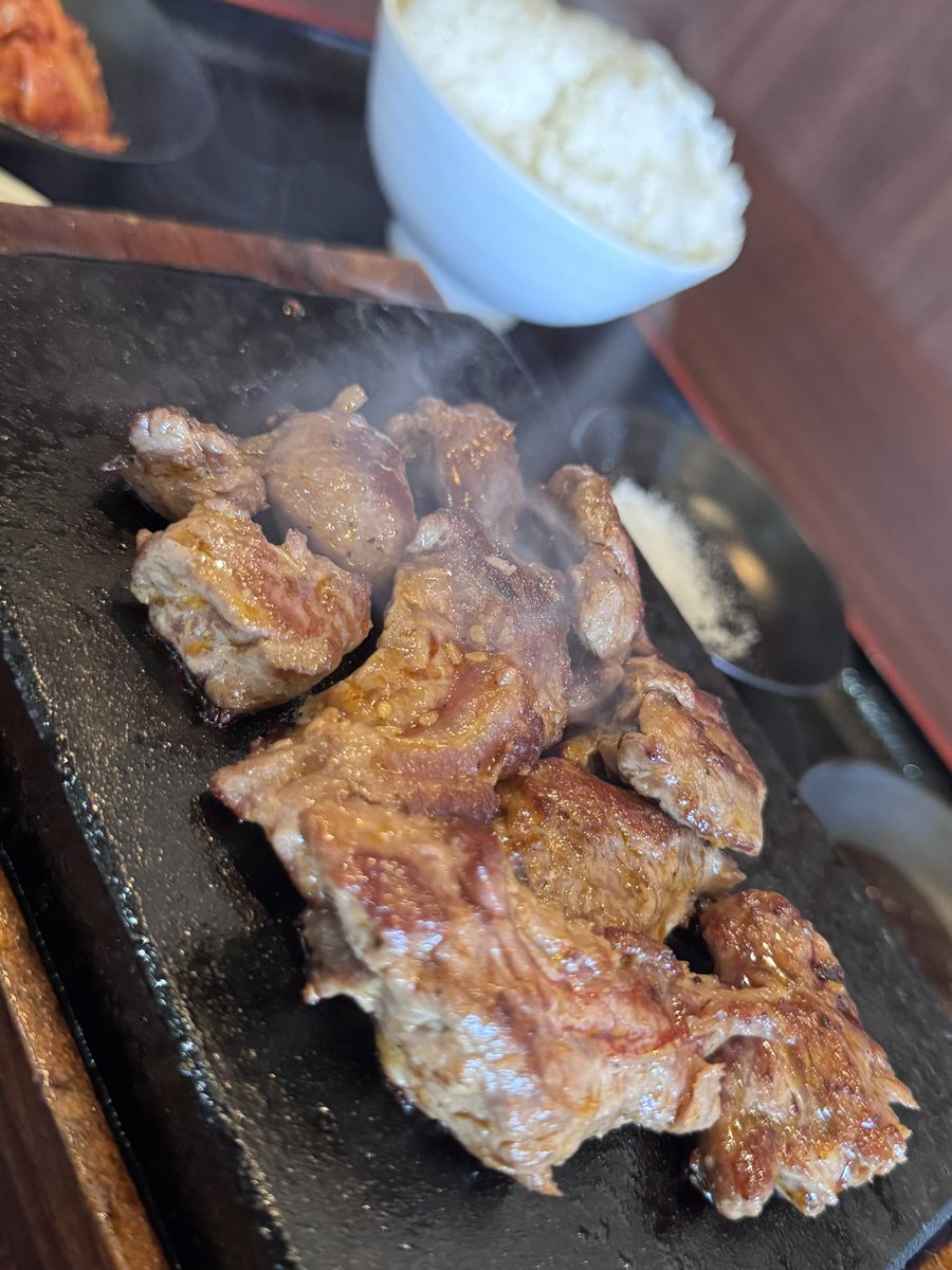 PhotoWall's tweet photo. 123岩岡店さん @123iwaokaten の北に少し歩いた所にある肉のエサカ 岩岡店でお肉🥩食べて来ました〜 つけるソースがいくつか？あり塩🧂で食べたのが美味しかったです☺️ https://t.co/mZnLnu7eRt