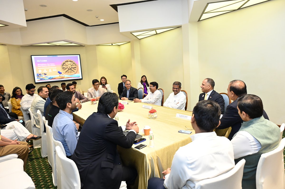 UseMultiplier's tweet image. Our CEO &amp;amp; Co-founder, Sagar Khatri met with Union Minister for Education, Shri Dharmendra Pradhan, at the GFTN Summit and committed to supporting the Integrated Global Financial Technology Capability Hub. 

#globalhiring #futureofwork