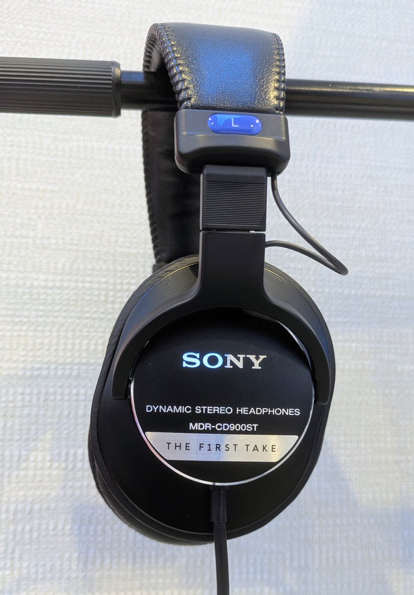 THE FIRST TAKEロゴのMDR-CD900STを入手した！

この前買ったMDR-M1より低音出てるし高音は大人しいし俺の知ってる900STの音じゃない
なんだこれ