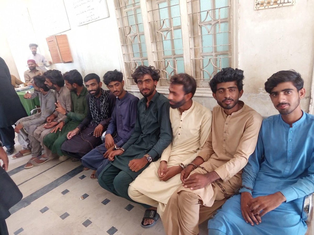 ماڑی کمپنی کہ خلاف دس دن سے احتجاج کرنے والے طلبہ پر لاٹھی چارج،فائرنگ،شیلنگ کر کہ طلبہ کو گرفتار کیا گیا اور طلبہ سمیت صحافیون پر بھی کیس داخل کیا گیا ھے گرفتار طلبہ کو آج عدالت میں پیش کیا گیا ھے.
طلبہ کی طرف سے آج پھر احتجاج کا اعلان کیا گیا ھے.