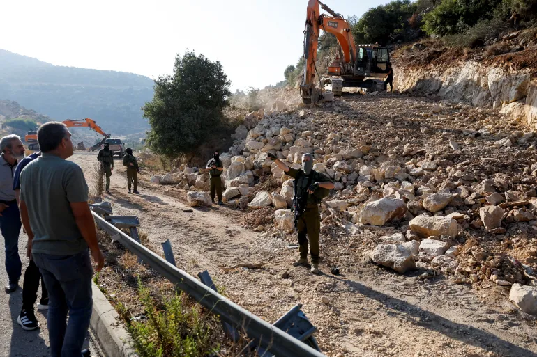 pakco_updates's tweet image. #Sept30
5. #Israel is constructing a bypass road in #Palestine's #WestBank over #Palestinian lands near #Ramallah, violating another int'l convention. Its being made for #Jewish settlers south of the city to avoid checkpoints for Palestinians and easily travel to #Israeli cities.