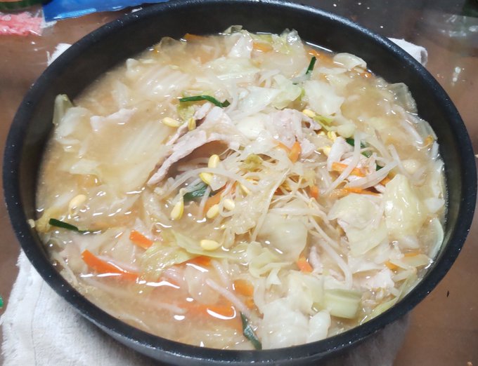 鍋
冷蔵庫の余りも一緒に 