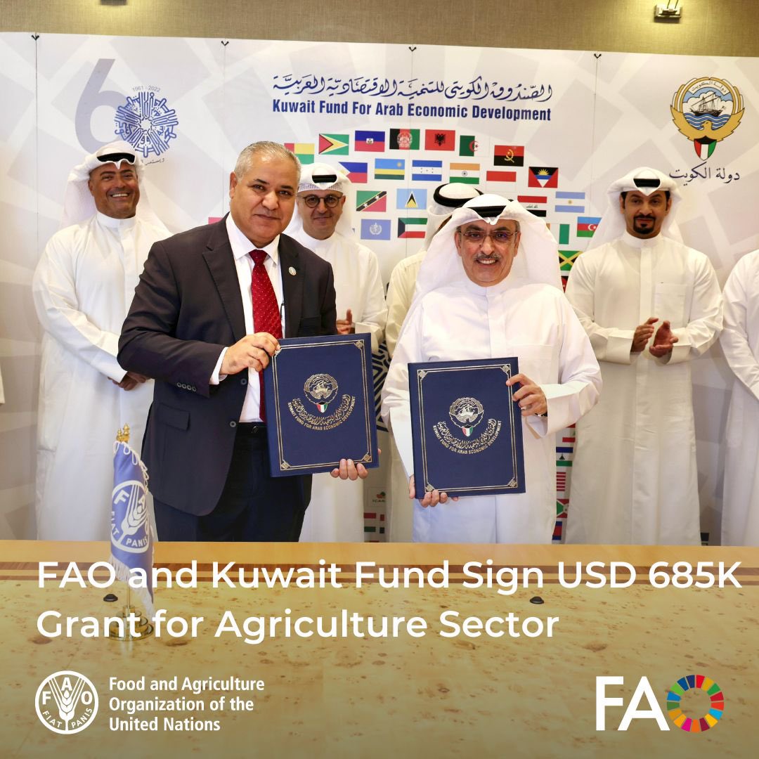 🤝. <a href="/FAO/">Food and Agriculture Organization</a> and <a href="/KuwaitFund/">الصندوق الكويتي للتنمية</a> signed a USD 685,000 grant to strengthen the institutional capacities of the Public Authority for Agriculture Affairs &amp; Fish Resources in #Kuwait 🇰🇼.
Signed by Abdulhakim Elwaer <a href="/FAOADG_NENA/">عبدالحكيم الواعر الممثل الإقليمي لمنظمة الفاو</a> ,and Waleed Shamlān Al-Bahar – Acting DG, Kuwait Fund.