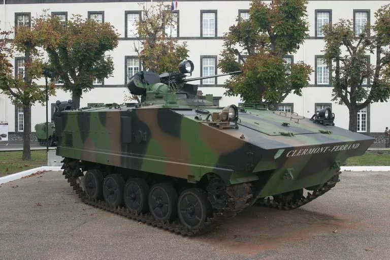 top_force's tweet photo. Cc @jean__michelin @blablachars @pascalbtr @ForcesOperation @EspritValmy Comme à l'instar des #M113, pourrait-on donner une seconde jeunesse à des #AMX10P ? Dronisation de véhicules/blindés ou revalorisation? https://t.co/t1HlqghoPI