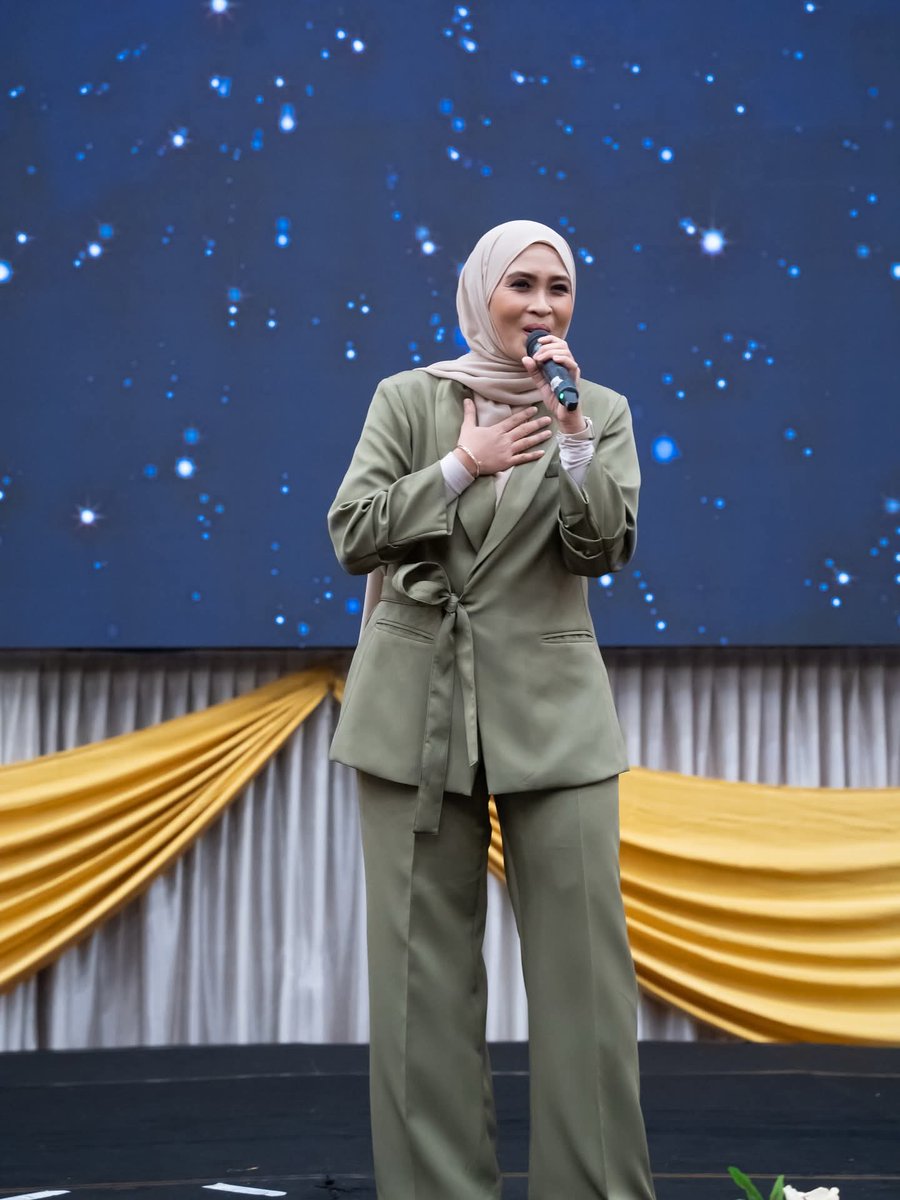 myrnanewss's tweet image. #RNANEWS #RNASELEBSTYLE 🌹 by #SitiNordiana