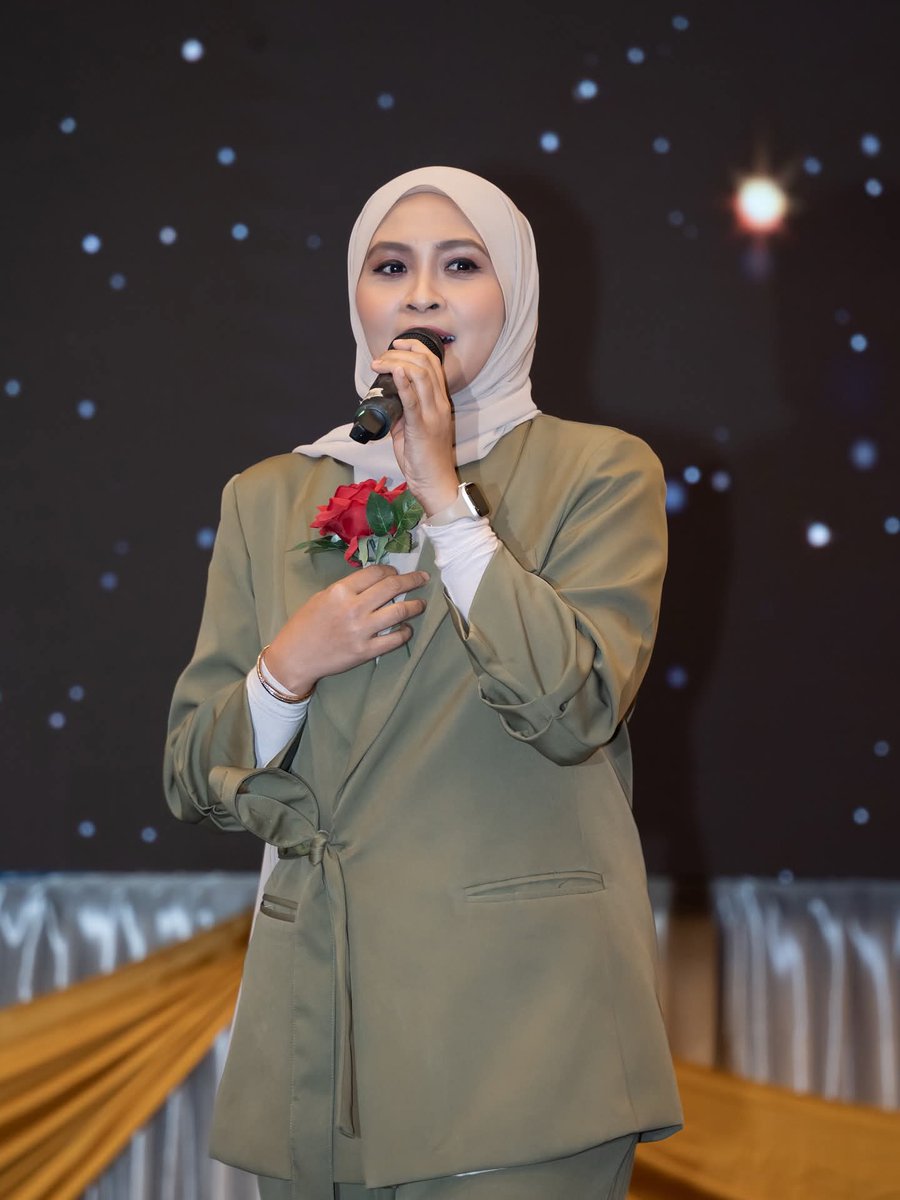 myrnanewss's tweet image. #RNANEWS #RNASELEBSTYLE 🌹 by #SitiNordiana