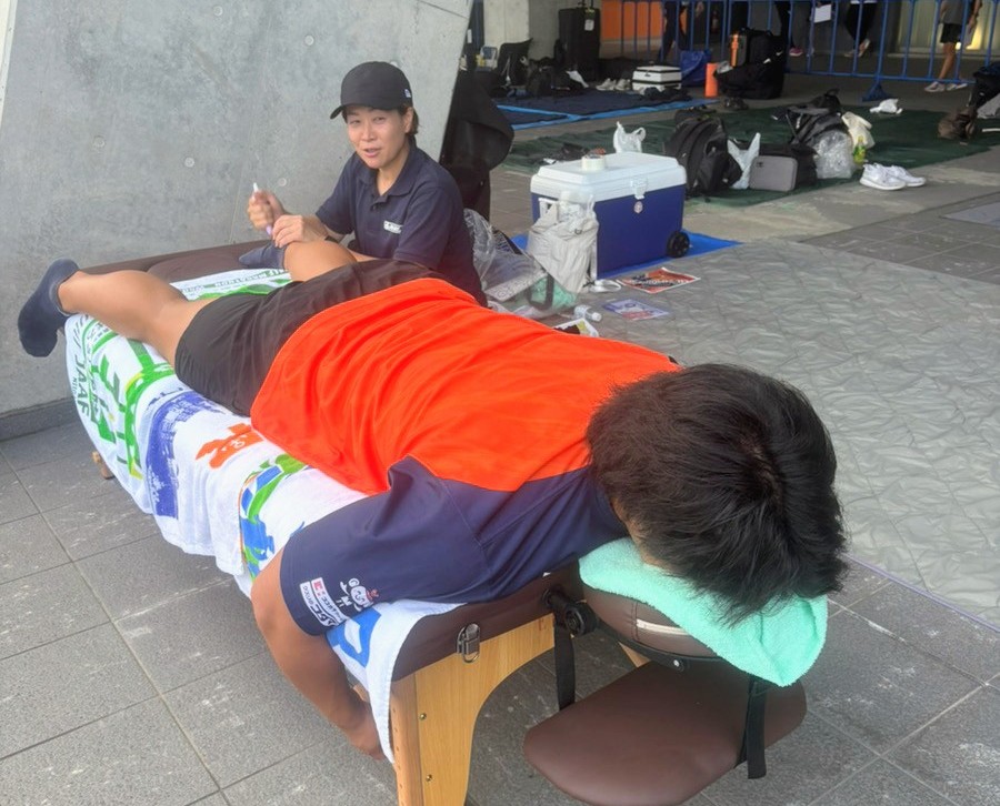 【トレーナー活動】
全日本実業団対抗陸上競技選手権大会in山口県

トレーナー部顧問・柔道整復師の髙橋先生がチームに帯同しました💪

選手へのコンディショニングの様子はこちらから🔽
instagram.com/ncjt.official/

#新潟柔整 #柔道整復師 #スポーツトレーナー #陸上競技 #全日本実業団