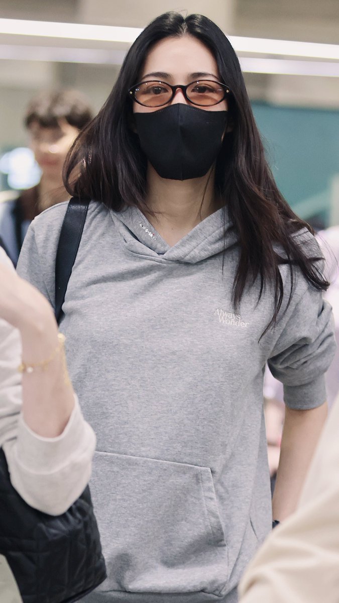 doglasses511's tweet photo. 【250928】CDG🛬

✨🇫🇷

LINGORM FLY TO DIORSS26
#LingOrmDiorAirportLook
#linglingkwong #DiorSS26
#pfw 
@Dior @linglingsirilak https://t.co/zZFFDjRdOx