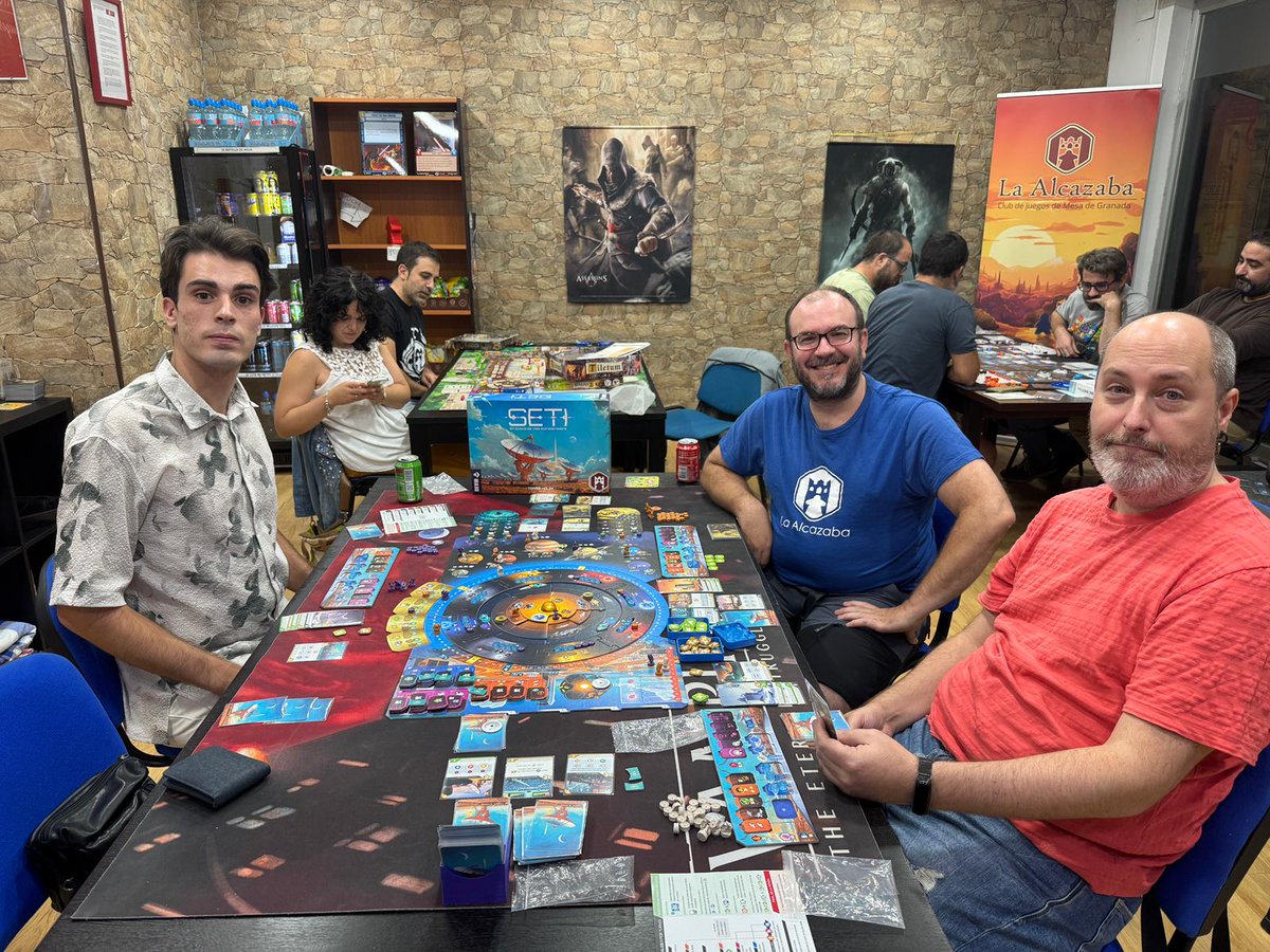 Si escuchas “pi… pi…”, tranquilo: no es tu microondas, es #SETI de <a href="/malditogames/">maldito games</a> llamándote 📡

Menudo juegaken de gestión de cartas, y es que la tripulación de alcazaba no para de sacarlo. Te unes?  ¡Despegamos!

#LaAlcazabaDeJuegos #EuroGamersGranada #ExploraciónEspacial