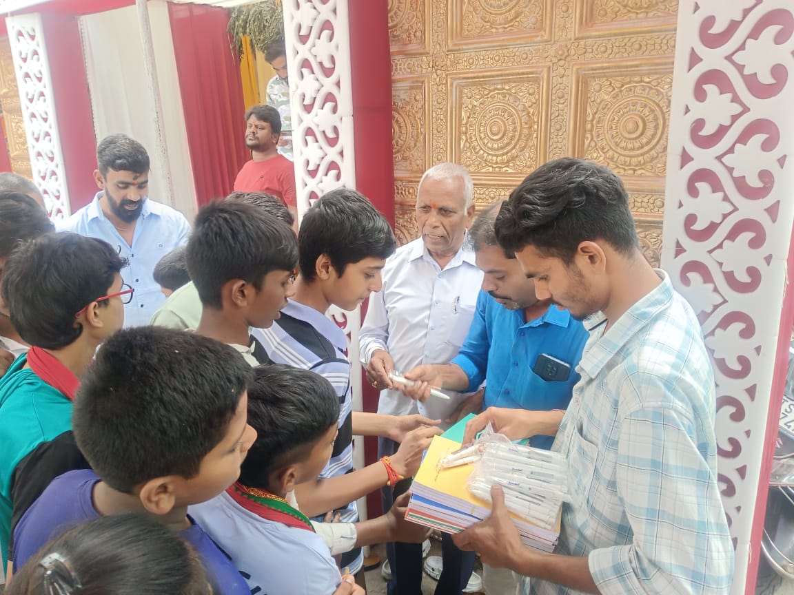 TeamVforu's tweet photo. దేవీ నవరాత్రుల సందర్భంగా Team VforU ఫౌండేషన్ ఆధ్వర్యంలో పడాల రవీందర్ గారు (ఎగ్జిక్యూటివ్ మెంబర్ టీం వి ఫర్ యు ఫౌండేషన్ పిల్లలకు పుస్తకాలు, పెన్నులు మరియు పెన్సిల్ సెట్లు,  లైఫ్ స్ప్రింగ్ హాస్పిటల్ దగ్గర ఏర్పాటు చేసిన దుర్గామాత మండపంలో పంచడం జరిగింది. 
#Navaratri2025 https://t.co/mb9fN3hHv3