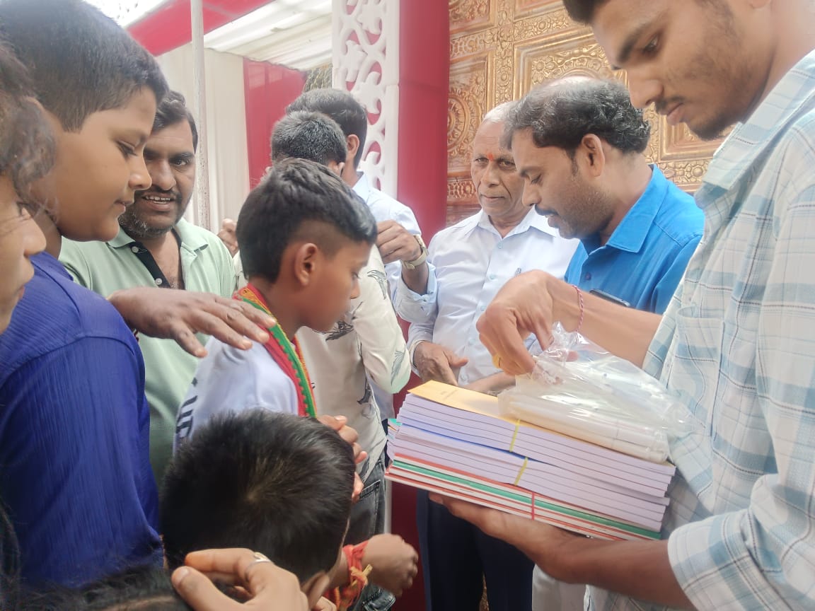TeamVforu's tweet photo. దేవీ నవరాత్రుల సందర్భంగా Team VforU ఫౌండేషన్ ఆధ్వర్యంలో పడాల రవీందర్ గారు (ఎగ్జిక్యూటివ్ మెంబర్ టీం వి ఫర్ యు ఫౌండేషన్ పిల్లలకు పుస్తకాలు, పెన్నులు మరియు పెన్సిల్ సెట్లు,  లైఫ్ స్ప్రింగ్ హాస్పిటల్ దగ్గర ఏర్పాటు చేసిన దుర్గామాత మండపంలో పంచడం జరిగింది. 
#Navaratri2025 https://t.co/mb9fN3hHv3