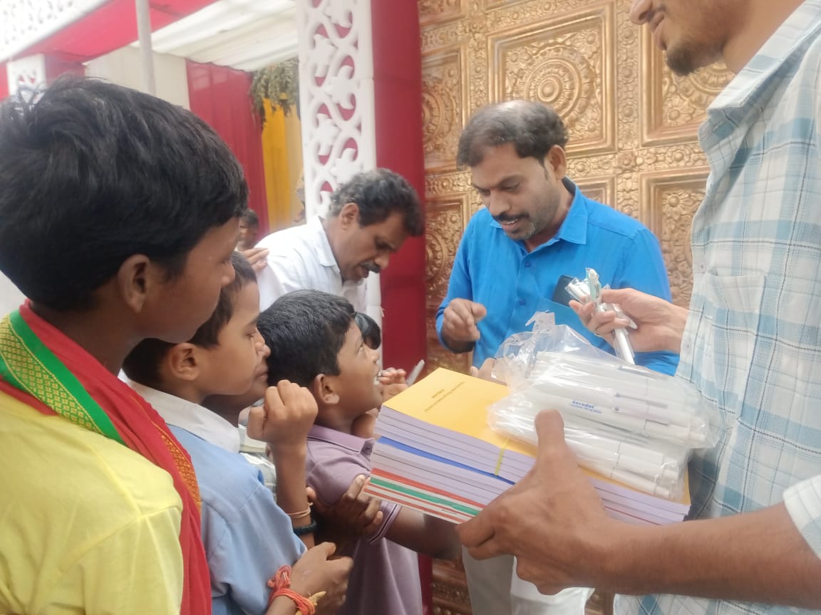 TeamVforu's tweet photo. దేవీ నవరాత్రుల సందర్భంగా Team VforU ఫౌండేషన్ ఆధ్వర్యంలో పడాల రవీందర్ గారు (ఎగ్జిక్యూటివ్ మెంబర్ టీం వి ఫర్ యు ఫౌండేషన్ పిల్లలకు పుస్తకాలు, పెన్నులు మరియు పెన్సిల్ సెట్లు,  లైఫ్ స్ప్రింగ్ హాస్పిటల్ దగ్గర ఏర్పాటు చేసిన దుర్గామాత మండపంలో పంచడం జరిగింది. 
#Navaratri2025 https://t.co/mb9fN3hHv3