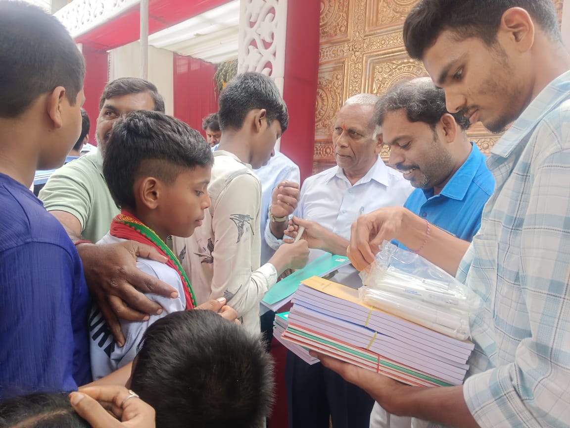 TeamVforu's tweet photo. దేవీ నవరాత్రుల సందర్భంగా Team VforU ఫౌండేషన్ ఆధ్వర్యంలో పడాల రవీందర్ గారు (ఎగ్జిక్యూటివ్ మెంబర్ టీం వి ఫర్ యు ఫౌండేషన్ పిల్లలకు పుస్తకాలు, పెన్నులు మరియు పెన్సిల్ సెట్లు,  లైఫ్ స్ప్రింగ్ హాస్పిటల్ దగ్గర ఏర్పాటు చేసిన దుర్గామాత మండపంలో పంచడం జరిగింది. 
#Navaratri2025 https://t.co/mb9fN3hHv3