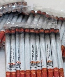 munasuton's tweet photo. the Face                 the cigarettes https://t.co/5mImJW2fST
