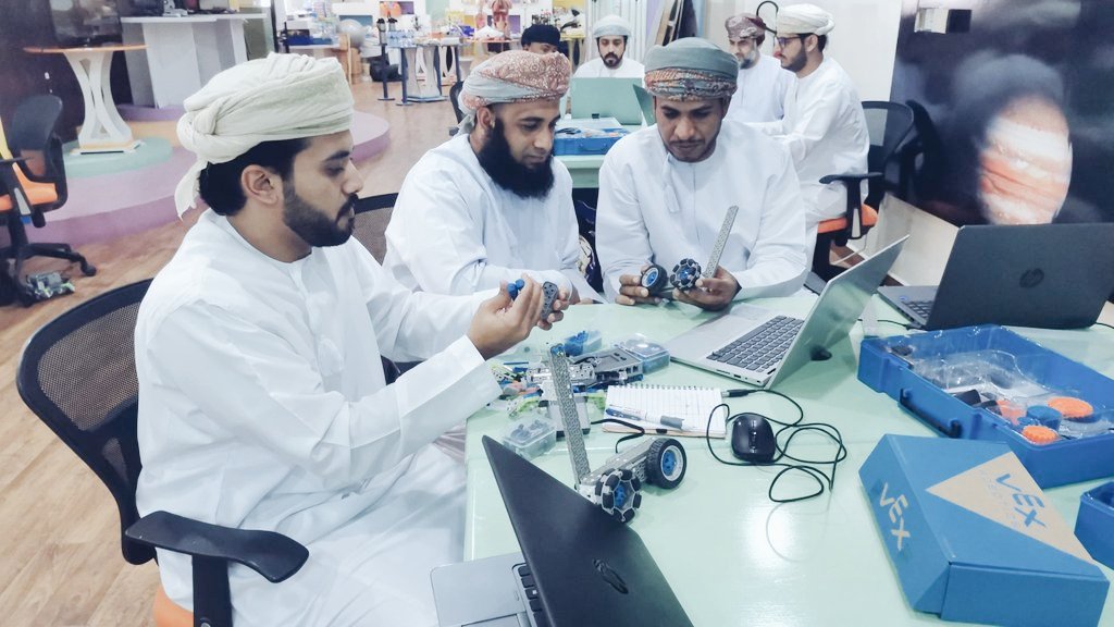 EduGovNsq6303's tweet photo. 📌 لليوم الثاني على التوالي، تستمر فعاليات ورشة #VEXIQ بروح من الجد والاجتهاد، حيث يواصل الأستاذ علي الراشدي والأستاذ حميد السنيدي تنمية مهاراتهم في مجال البرمجة والروبوتات وصناعة المستقبل VEXIQ🤖✨
#تعليم #ابتكار #روبوتات
#تعليمية_شمال_الشرقية
#تعليم_مستدام https://t.co/HPH9OpLheY