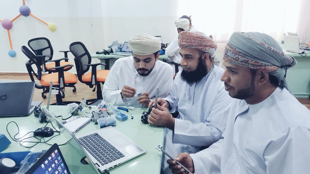 EduGovNsq6303's tweet photo. 📌 لليوم الثاني على التوالي، تستمر فعاليات ورشة #VEXIQ بروح من الجد والاجتهاد، حيث يواصل الأستاذ علي الراشدي والأستاذ حميد السنيدي تنمية مهاراتهم في مجال البرمجة والروبوتات وصناعة المستقبل VEXIQ🤖✨
#تعليم #ابتكار #روبوتات
#تعليمية_شمال_الشرقية
#تعليم_مستدام https://t.co/HPH9OpLheY