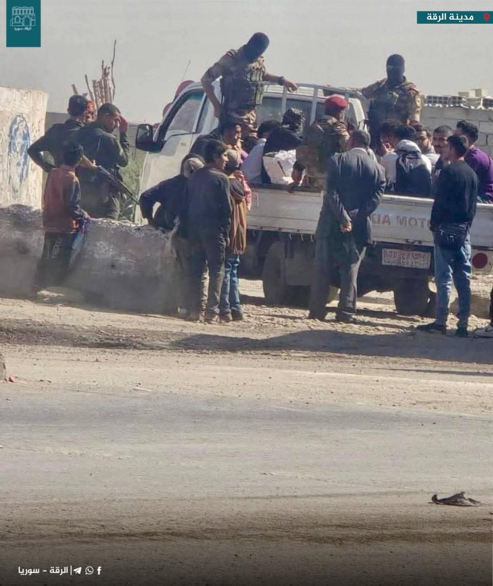 #الرقة
حملة اعتقالات واسعة عند الجسر القديم الذي يربط الكسرات شامية بالمدينة، تطال العشرات من الشباب؛ بهدف تجنيدهم قسرياً.