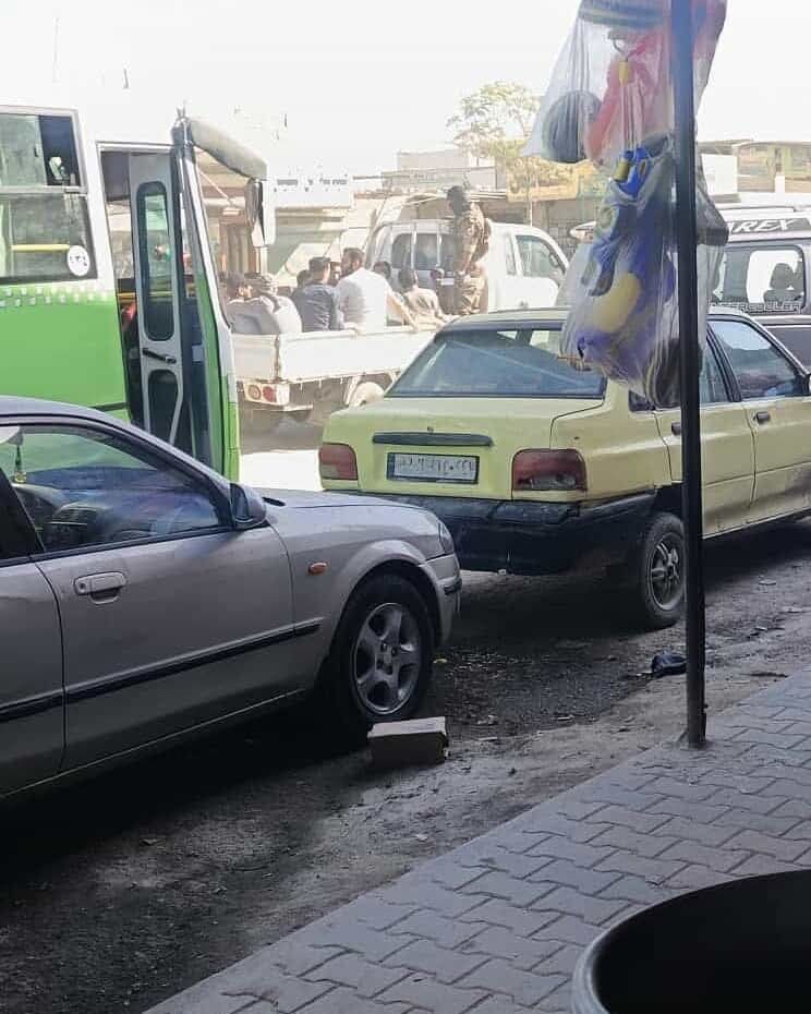 #الرقة  
صورة خاصة تظهر قيام ميلـ.ـيشـ.ـيا «قسد» باعـ.ـتقال حولي 15 شاب إلى معسـ.ـكرات التجـ.ـنيد الإجبـ.ـاري في مدينة الرقة.