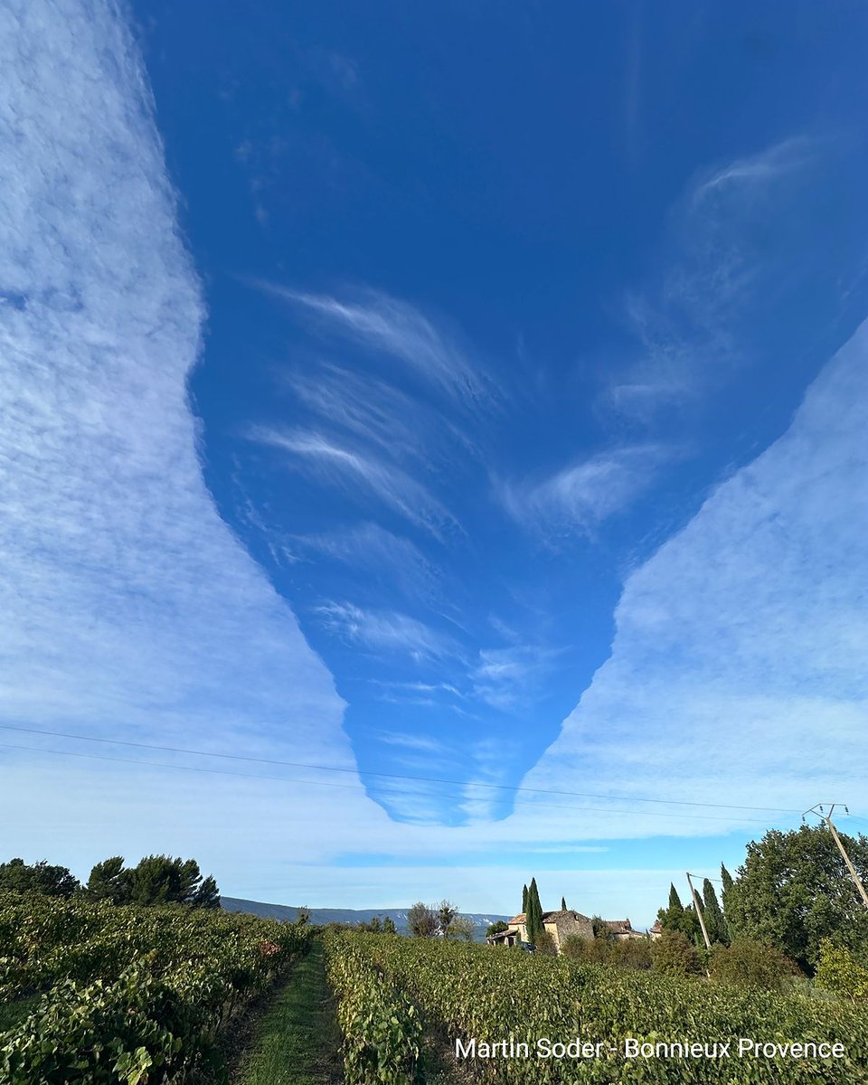 WetterOnline's tweet image. 🌤️ Loch in der Wolke? Das ist eine seltene Hole Punch Cloud!
✈️ Entsteht, wenn Flugzeuge unterkühlte Wolken durchqueren und dabei ein kreisrundes Loch in den Himmel „stanzen“. Faszinierend, oder? 🌍✨ 

#holepunchcloud #sky #cloud #clouds