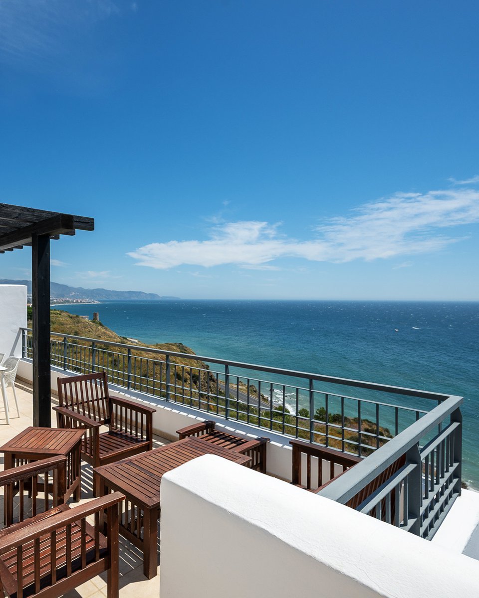 Despertar con estas vistas… y saber que el día promete.
#OleeNerjaHolidayRentals #Nerja #TorroxCosta