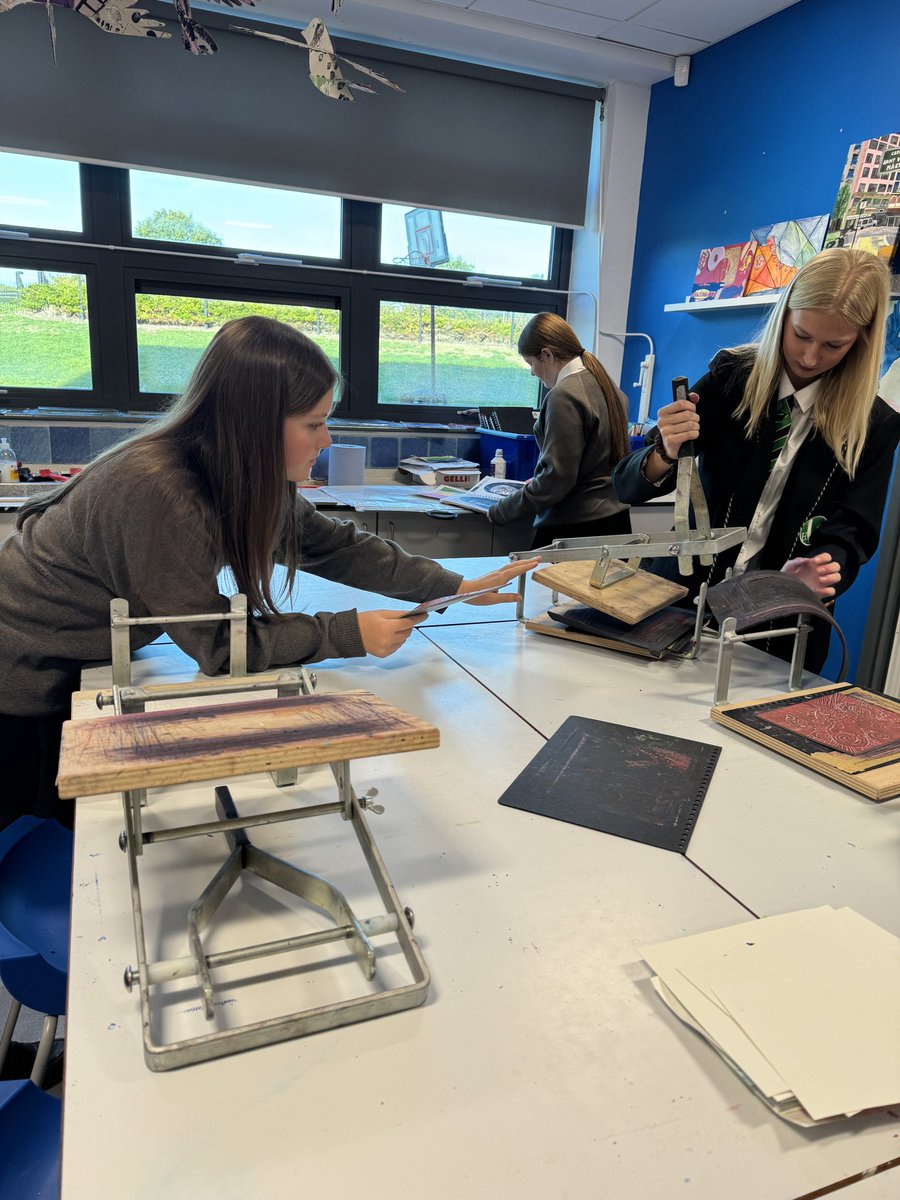 HoeValleySchool's tweet image. Our Year 10s have been refining their Lino Printing skills this morning, focusing on sea life and organic shapes🐙

#LinoPrinting #Art #Year10