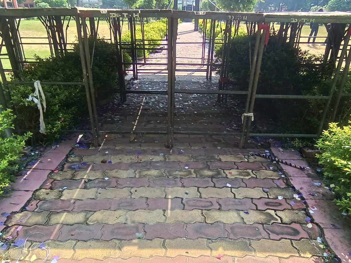 आयोजन समिति ने कमाए लाखों, सत्ता के बल पर पार्क को लिया फ्री, फूल-पौधे को कर दिया बदहाल।

#देवरिया। शहर के स्थानीय पंडित दीन दयाल पार्क में अवैध रूप से हो रहे आयोजनों को लेकर गंभीर सवाल खड़े हो गए हैं। सार्वजनिक कार्यों और वैवाहिक आयोजनों हेतु पार्क देने पर रोक है। <a href="/DeoriaNagar/">Nagar Palika Parishad Deoria</a>