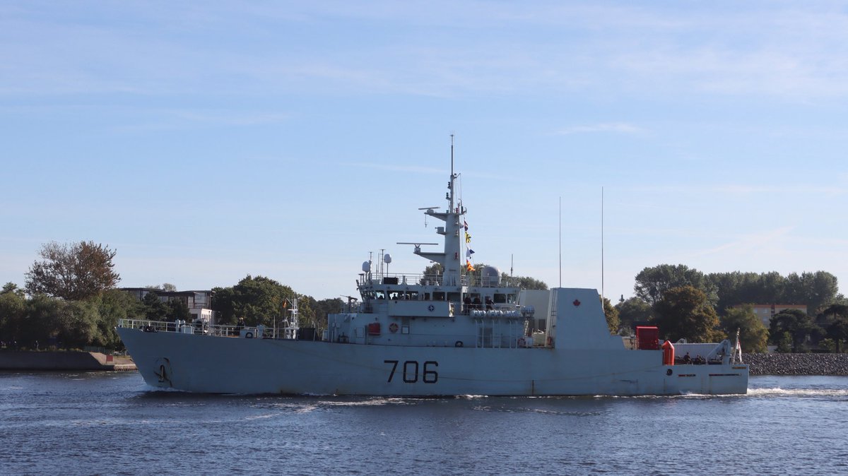 Küstenverteidigungsschiff HMCS YELLOWKNIFE (Kingston-Klasse) der Royal Canadian #Navy 🇨🇦 fern der Heimat 📸 #Warnemünde auslaufend 📸 Indienst 1989