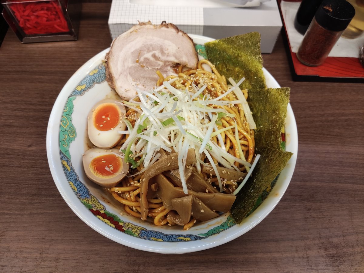 nnhoooooo's tweet photo. 地元のおいしい背脂豚骨ラーメンだなあくらいの印象だったんだけど勧められた油そばがガチでうますぎた。
タレのコクとキレ、背脂のパンチが太麺にどっぷり絡む超濃厚仕様、卓上のラー油の香りが最高で中毒性の鬼。しかも深夜2時半までの営業、ヤバいもん見つけちゃった。 https://t.co/jV7hrFI4bZ