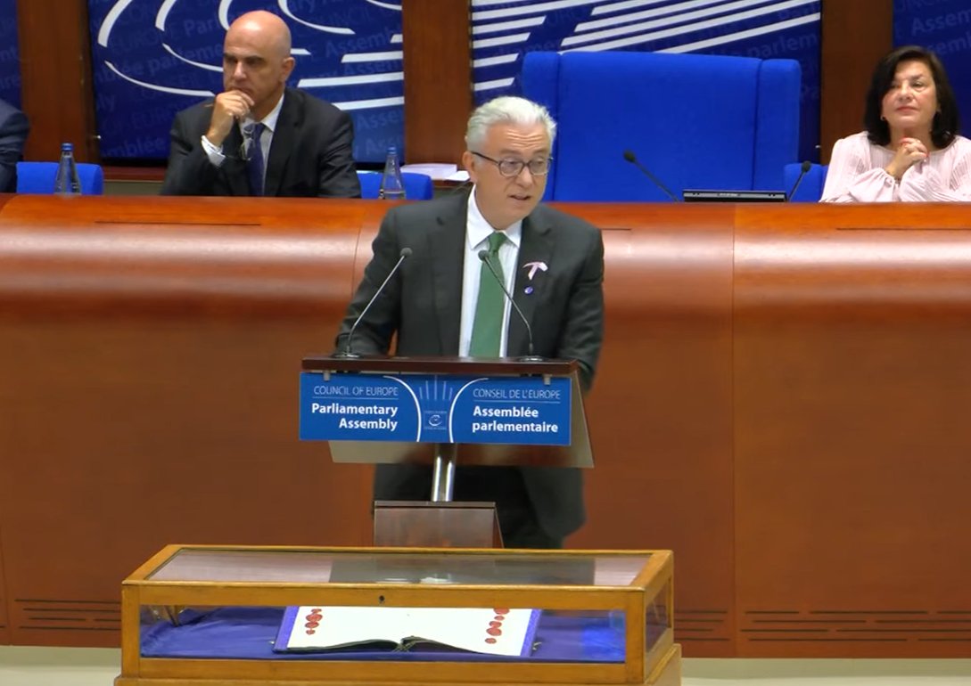 PACE_News's tweet image. As the European Convention on Human Rights marks its 75th anniversary, the original manuscript of the Convention was on display in the @CoE chamber today.

"It is the compass that has guided Europe for 75 years" said the @PACE_President, opening the session.

#ECHR75
#ECHR