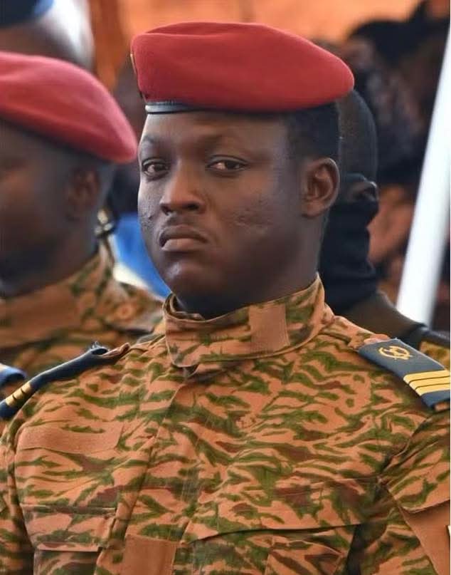 Mohbams9's tweet photo. 🛑
Jalousant la stabilité sécuritaire de la #CIV225,  le fou du #Faso, @CapitaineIb226 l'accuse de "flirter" avec les terr0s. Rappelons qu'il n'a jamais pu produire un début de preuves d'une quelconque accointance entre la #CIV225 et les terr0s malgré ses nombreuses promesses. https://t.co/N9JgXCHnMO